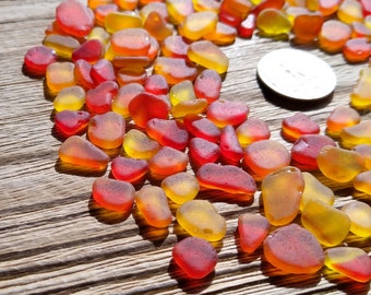 9〜14 mmの平らな小さなシーグラス、オレンジ、赤、黄色のシーグラス