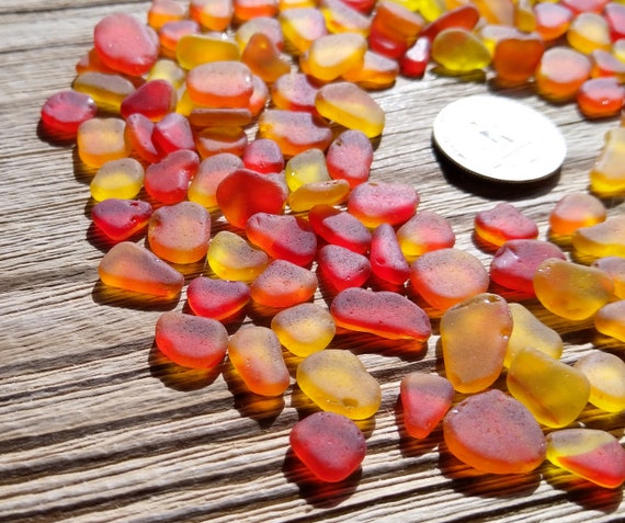 9〜14 mmの平らな小さなシーグラス、オレンジ、赤、黄色のシーグラス