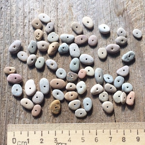 Cuentas de piedra marina muy pequeñas de 5-10 mm con perforación central, piedras de playa, piedras marinas, pequeñas piedras de playa, fabricación de joyas, cuentas de piedras marinas, piedras de playa blancas