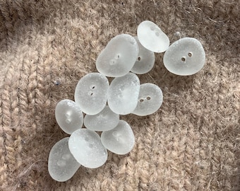 winzig kleine 2 Löcher Knöpfe Glas weiß klare Glasknöpfe Seeglas Perlen weiß klar getrommelt Seeglas gebohrt 12-16 mm