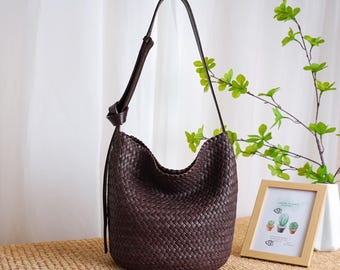 Bolso tipo cubo de cuero tejido a mano, bandolera casual chic para mujer, bolso de cuero genuino tejido a mano, bolso de hombro de piel de vaca de capa superior