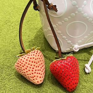 Handgemachtes Erdbeertaschen-Ornament, doppelter Erdbeertaschen-Anhänger, Echtleder-Taschen-Accessoires, Harz-Erdbeer-Anhänger