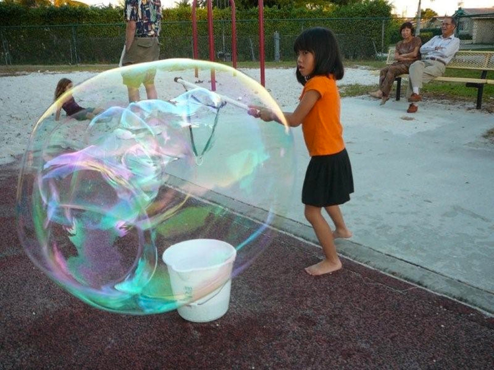 Мыльные пузыри в домашних условиях для детей. Огромные мыльные пузыри. Гигантские мыльные пузыри. Мыльные пузыри в домашних условиях. Большие мыльные пузыри своими руками.