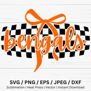 Puede incluir: Un diseño naranja de "Bengals" con un lazo, sobre un fondo a cuadros blanco y negro. El diseño incluye el texto "SVG / PNG / EPS / JPEG / DXF" y "Sublimation | Heat Press | Vector | Instant Download".