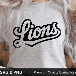 Könnte beinhalten: Ein hellgraues Sweatshirt mit dem Wort "Lions" in einem verwaschenen schwarzen Schriftzug. Der Text ist schwarz umrandet. Der untere Teil des Bildes zeigt den Text "SVG & PNG" und "Premium Quality Digital Files".