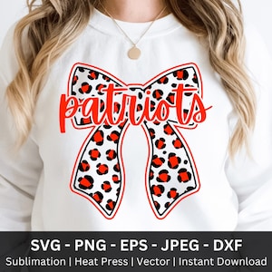 Könnte beinhalten: Weißes Sweatshirt mit einem großen Schleifendesign. Der Bogen hat ein Leopardenmuster in Rot und Schwarz, mit dem Wort "Patriots" in roter Schrift. Der Text "SVG - PNG - EPS - JPEG - DXF" ist ebenfalls enthalten.