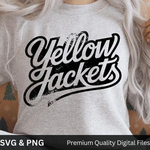 Puede incluir: Una sudadera gris claro con las palabras "Yellow Jackets" en una fuente negra desgastada. El texto está delineado en negro y tiene un aspecto vintage. La parte inferior de la imagen muestra el texto "SVG & PNG" y "Premium Quality Digital Files".
