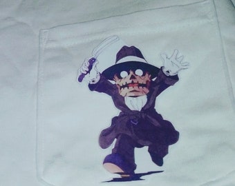 Könnte beinhalten: Weißes T-Shirt mit einer Tasche, die eine Cartoonfigur in einem lila Anzug und Hut zeigt, die eine Peitsche hält. Die Figur hat ein schädelartiges Gesicht. Das T-Shirt ist aus einem weichen, bequemen Material.