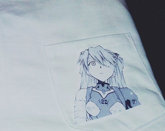 Könnte beinhalten: Weißes T-Shirt mit einer Tasche, die eine Schwarzweiß-Illustration eines Anime-Charakters zeigt.
