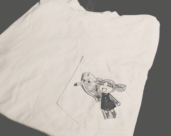 Op de afbeelding: Wit T-shirt met een zak met een zwart-witte illustratie van een meisje en een kat.