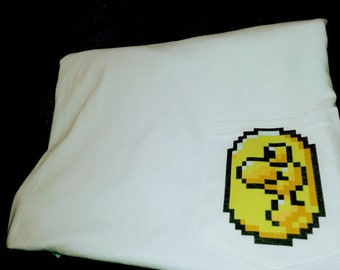 Könnte beinhalten: Weißes T-Shirt mit einem gelben, pixelartigen Smiley in der Tasche.
