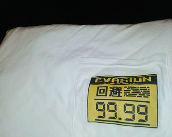 Könnte beinhalten: Weißes T-Shirt mit einer Tasche, die eine gelb-schwarze Grafik zeigt. Die Grafik enthält das Wort "EVASION" und japanische Schriftzeichen sowie die Zahl "99.99". Das Shirt besteht aus einem weichen Material, wahrscheinlich Baumwolle.