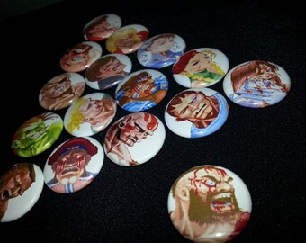 Op de afbeelding: Een verzameling van 15 ronde pinnen met personages uit de Street Fighter-videogameserie. De pinnen zijn kleurrijk en tonen verschillende personages, waaronder Ryu, Ken, Chun-Li en Guile.