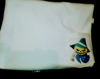Op de afbeelding: Wit T-shirt met een zak met daarop een cartoon jack-o'-lantern met een blauwe hoed en een lantaarn.