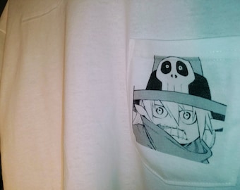 Könnte beinhalten: Weißes T-Shirt mit einem schwarz-weißen Comic-Charakter, der auf der Tasche aufgedruckt ist. Der Charakter trägt einen schädelförmigen Hut und einen Schal.