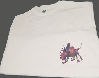 Könnte beinhalten: Weißes T-Shirt mit einer Tasche, die eine farbenfrohe Illustration einer Kreatur zeigt. Die Grafik hat Farbtöne von Rot, Orange und Blau. Das Shirt besteht aus einem weichen Material und hat einen Rundhalsausschnitt.