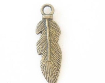 Ribbing feather charm in antique bronze