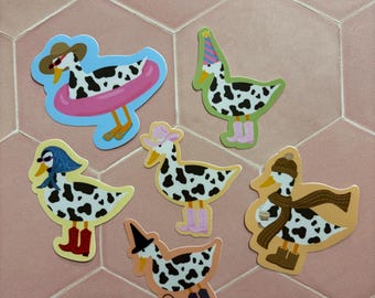 Paquete de pegatinas de pato vaquera caprichosa - 6 pegatinas temáticas - Halloween, vaquera rosa, calabaza especiada, cumpleaños, fiesta en la piscina, pañuelo elegante