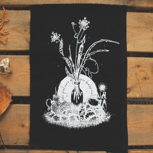 Peut inclure: Patch brodé noir et blanc avec un arrangement floral dans une bouteille, entouré d'autres objets. Le texte "Prenez soin de votre intérieur" est écrit en cercle autour de la bouteille.