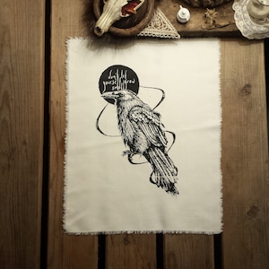 Może przedstawiać: Biała torba z tkaniny z czarnym rysunkiem kruka i tekstem "Nie pozwól sobie stać się małym".