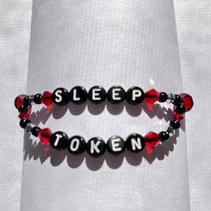 Pulseras personalizadas con letras (individuales) y diseño de doble línea. Tú eliges el texto: citas, letras, frases, nombres y fechas.