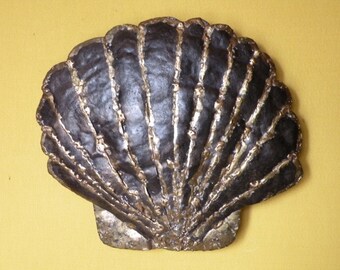 Relief Jakobsmuschelschale aus Metall