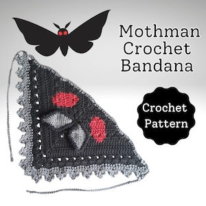 K&ouml;nnte beinhalten: Ein geh&auml;keltes Bandana in Grau- und Schwarzt&ouml;nen mit roten und grauen rautenf&ouml;rmigen Akzenten. Das Bandana hat einen gewellten Rand und eine Kordel. Das Bild enth&auml;lt eine schwarze Mottenillustration und den Text "Mothman Crochet Bandana" und "Crochet Pattern."
