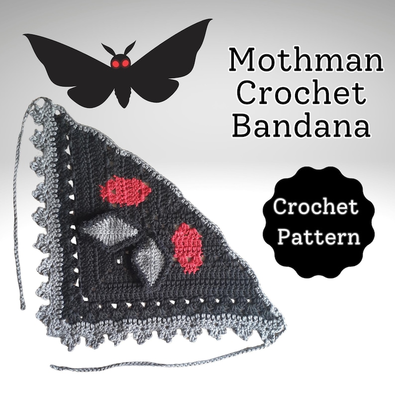 K&ouml;nnte beinhalten: Ein geh&auml;keltes Bandana in Grau- und Schwarzt&ouml;nen mit roten und grauen rautenf&ouml;rmigen Akzenten. Das Bandana hat einen gewellten Rand und eine Kordel. Das Bild enth&auml;lt eine schwarze Mottenillustration und den Text "Mothman Crochet Bandana" und "Crochet Pattern."