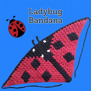 Peut inclure: Un bandana fait à la main en crochet, représentant une coccinelle, de couleur rouge et noire. Le bandana est triangulaire, avec des accents noirs et des taches noires. Le texte "Ladybug Bandana" est affiché en lettres blanches. Le fond est bleu.
