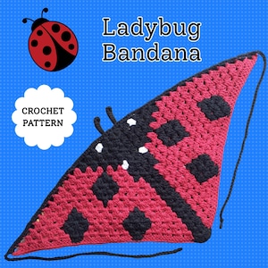 Op de afbeelding: Een rood en zwart gehaakte lieveheersbeestjes bandana met de tekst "Ladybug Bandana" en "CROCHET PATTERN". De bandana heeft een lieveheersbeestjes ontwerp met zwarte stippen en een zwarte rand. De achtergrond is blauw.