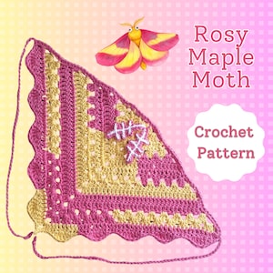 Könnte beinhalten: Ein Häkelmuster für einen Rosy Maple Moth, das einen rosa und gelben dreieckigen Schal mit einem gewellten Rand zeigt. Das Design umfasst weiße gestickte Akzente und den Text "Rosy Maple Moth Crochet Pattern."