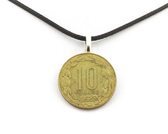 Collier pièce de monnaie États de l'Afrique centrale 10 francs. Cordon noir