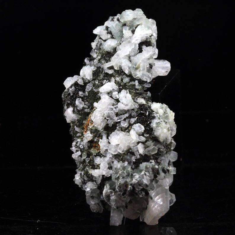 Albite Saint-V\u00e9ran Hautes-Alpes France. Epidote 215.0 ct