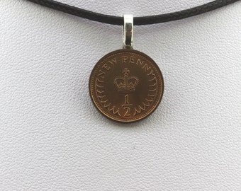 Collier pièce de monnaie Royaume-Uni 1/2 nouveau penny Elizabeth II. Cordon noir
