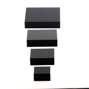 Base de acrílico para exhibición de minerales. 10 piezas. Color negro, 20 x 20 x 20 mm.