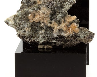 Grenat Grossular. 119 ct. Jeffrey Mine, Quebec, Canada. Crude stone minerals mineral specimen
