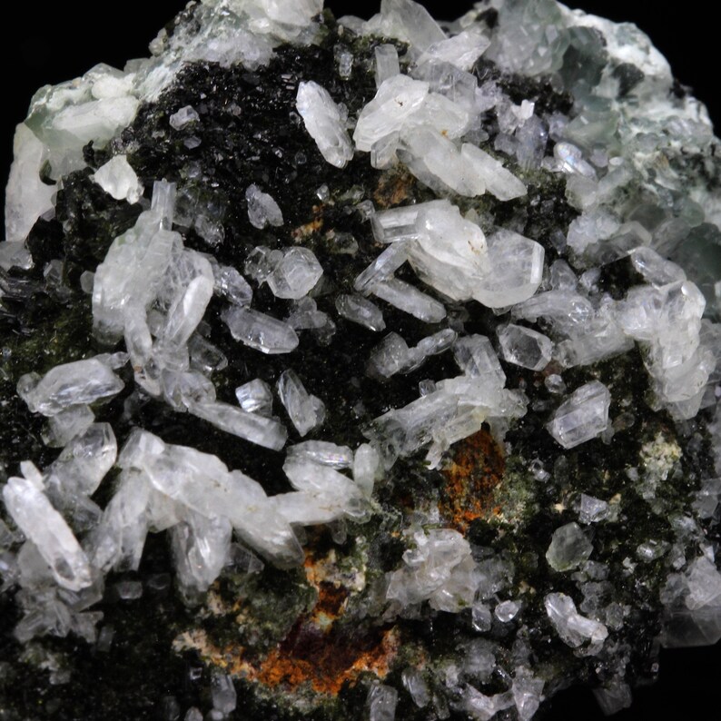 Albite Saint-V\u00e9ran Hautes-Alpes France. Epidote 215.0 ct