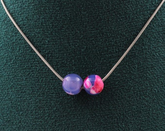 Collier perles Agate veines de Dragon fuchsia et bleu 8 mm chaine en acier inoxydable. Fabriqué en France. Taille personnalisable.