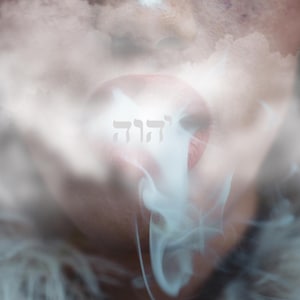 Op de afbeelding: Een artistieke afbeelding met een gezicht dat gedeeltelijk wordt verduisterd door wervelende witte rook. Het Hebreeuwse woord "יהוה" is zichtbaar. Het algehele effect is etherisch en dromerig, met zachte belichting en focus op de mond.