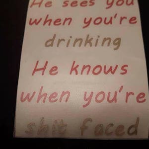Er sieht dich, wenn du trinkst, VINYL DECALS, Weihnachten Weinglas Geschenk Santa