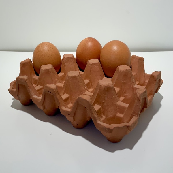 Coquetier en terracotta pour une douzaine d'oeufs / années 80s