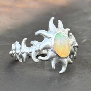 Anillo de plata de ley con ópalo, diseño de llama hecho a mano
