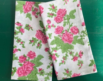 Serviettes roses roses imprimées en bloc sur du coton biologique