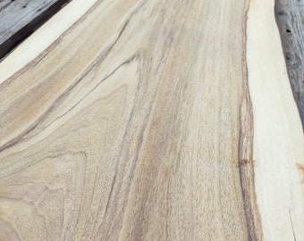 European Walnut veneer, length 1310mm, width 450mm, thickness 0.9mm. Other dimensions available