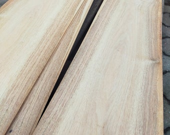 European Walnut veneer, length 150mm, width 25-30mm, thickness 1,6mm. Other dimensions available