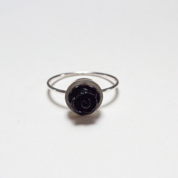 Sterling silver rose ring - Black rose ring - Sterling silver concrete ring - Concrete jewelry - Black resin rose - Petite ring