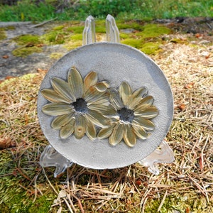 Wildflower decor - Concrete flower - Wildflower plaque - Garden decor - Concrete Art - Concrete stepping stone - Concrete garden - Daisy art