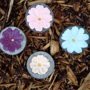 Concrete wildflowers - Real wildflowers - Miniature concrete steppingstones - Concrete garden decor - Concrete art - Outdoor garden