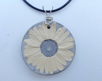 Concrete necklace - Real daisy necklace - Real flower necklace - Concrete jewelry - Concrete flower - Concrete art - Concrete pendant