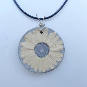 Concrete necklace - Real daisy necklace - Real flower necklace - Concrete jewelry - Concrete flower - Concrete art - Concrete pendant